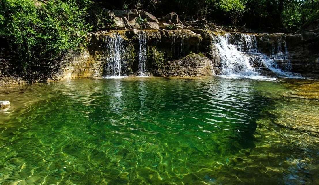 Большой водопад на реке