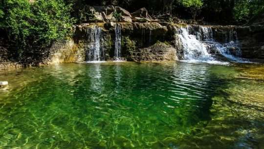 Большой водопад на реке