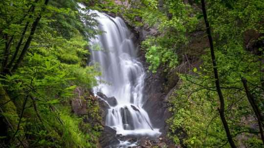 Водопад в районе реки: формирование, экологическое и туристическое значение