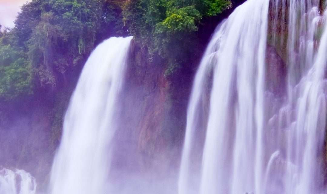 Водопад на заставку телефона: глоток свежести в вашем кармане