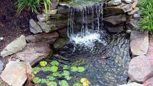 Водопад у пруда в саду