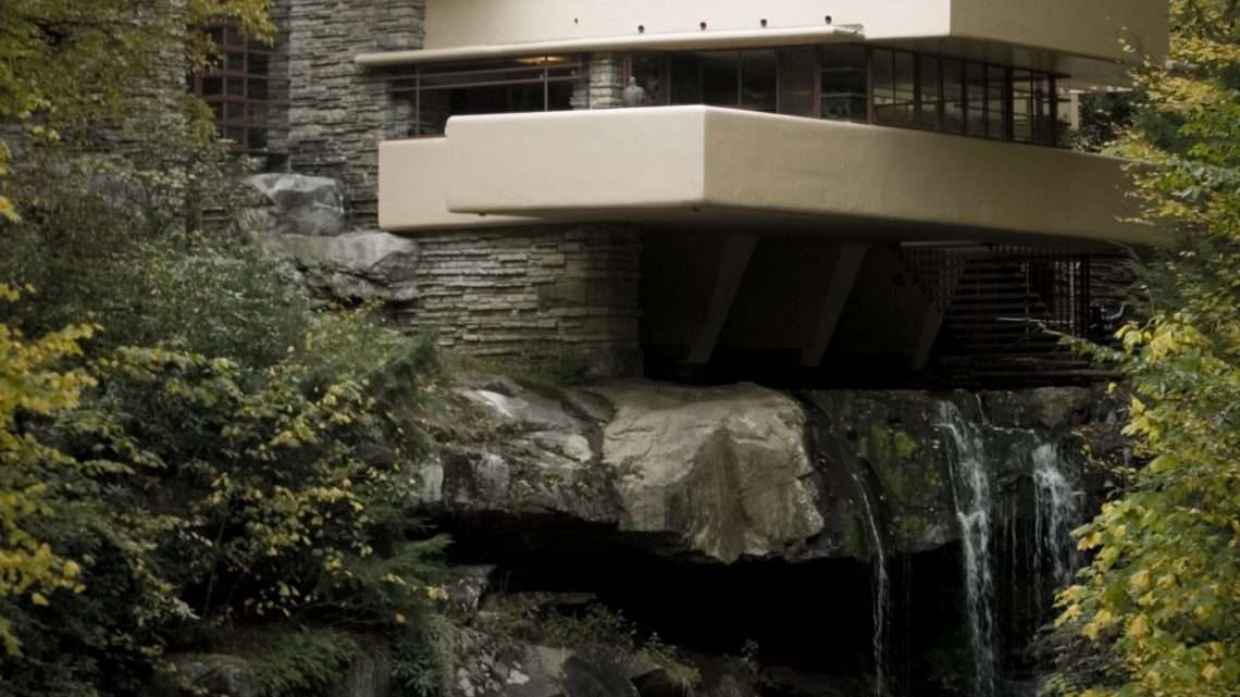 Дом, в котором водопадом