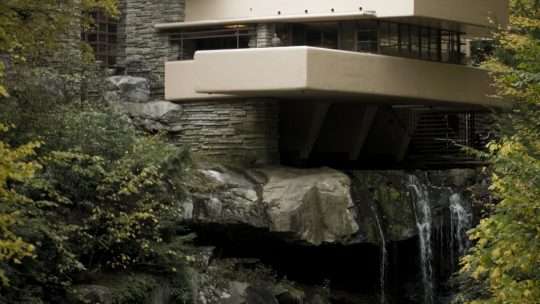 Дом, в котором водопадом