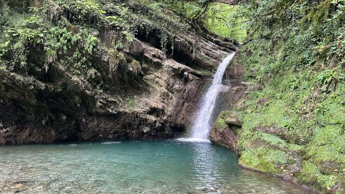 ИВАНОВСКИЙ ВОДОПАД В СОЧИ: ЗАТЕРЯННЫЙ БРИЛЛИАНТ ГОРНОЙ РЕКИ