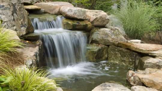 Пруд с водопадом для дачи