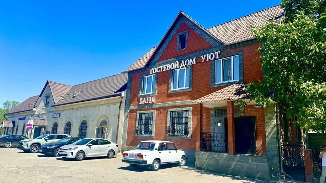 У ВОДОПАДА ГОСТЕВОЙ ДОМ: УЮТ И ПРИКЛЮЧЕНИЯ В ОБЪЯТИЯХ ПРИРОДЫ