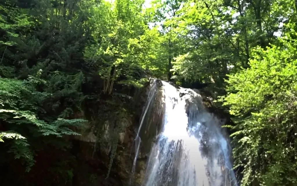 Фото водопад Джур-Джур Крым: Скрытые тропы и идеальное время для съемки