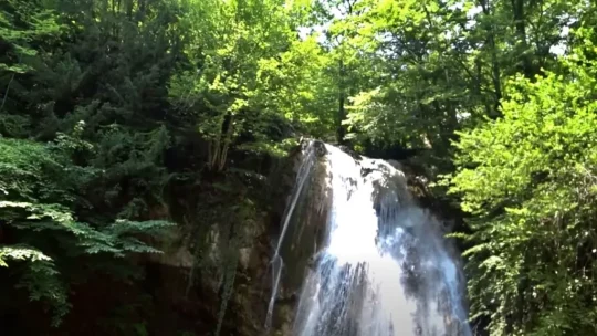 Фото водопад Джур-Джур Крым: Скрытые тропы и идеальное время для съемки